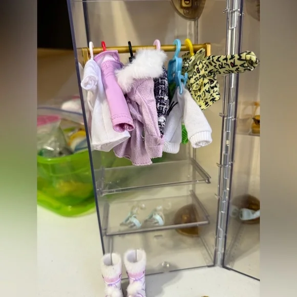 Rainbow High Deluxe Fashion Closet Playset with Doll, Clothes, Shoes and More! - Picture 7 of 12